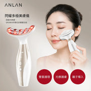 ANLAN 閃耀多極美膚儀 AMFY51-02A 商品主圖。展示榮獲歐盟 EUIPO 獨家外觀專利設計、帶有智能數位檔位顯示的多極美膚美顏儀外觀，配備蘊含 20 餘種微量元素的天然可替換玉石滾輪，具備多極互動微電流技術，支援溫熱震動、微電流緊緻、負離子導入與七色光譜光療。